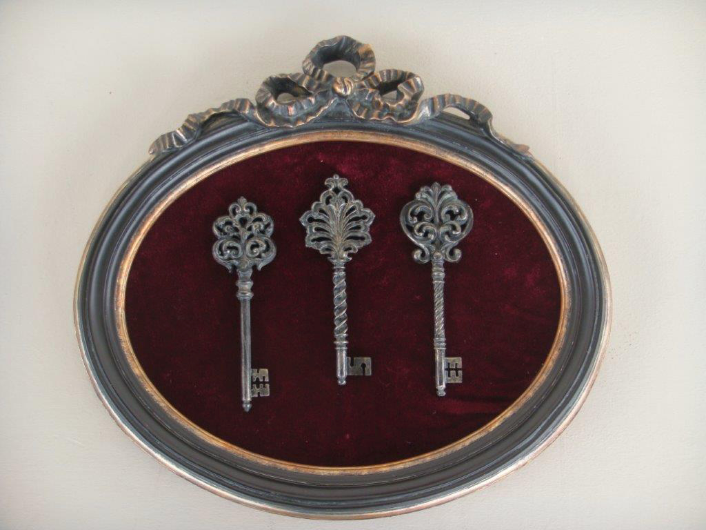 3 KEY OVAL FRAME VELVET MAROON  38X36